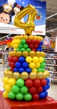 Balonowy tort jako dekoracja urodzinowa w Auchan.