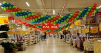 Urodzinowa dekoracja hipermarketu Auchan przy użyciu girland balonowych.