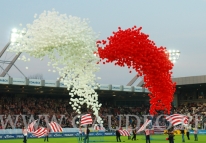 Wypuszczanie 6000 balonów na stadionie w Krakowie.