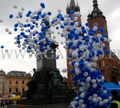 Balony helowe wylatują z siatki.