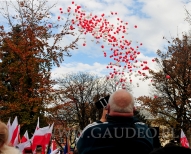 Balony z helem wzlatują do nieba.