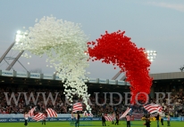 Wypuszczenie 6000 balonów z helem na stadionie Cracovi w Krakowie.