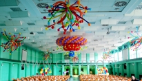 Żyrandol z balonów na imprezie firmowej.