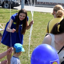 Balon z helem w czasie wręczania dziecku.