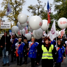 Balony z helem dla demonstrujących nauczycieli.