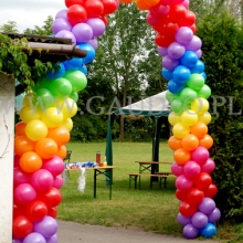 Brama z balonów na pikniku z okazji Dnia Dziecka.