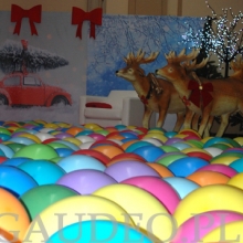 Kolorowe balony jako dekoracja podłogi.