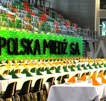 Dekoracja balonowa Karczmy Górniczej przy pomocy ścian balonowych z napisami i balonowych kufli.