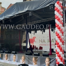 Girlandy z balonów jako dekoracja sceny na wrocławskim Rynku.