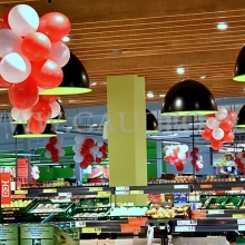 Dekoracja sklepu girlandami z balonów.