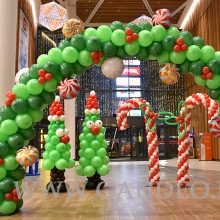 Dekoracja z balonów na mikołajki w Galerii.