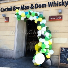 Organiczne girlandy balonowe jako dekoracja wejścia.