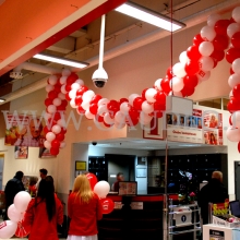 Balonowa dekoracja wejścia do hipermarketu.