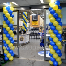 Girlandy balonowe jako dekoracja wejścia.