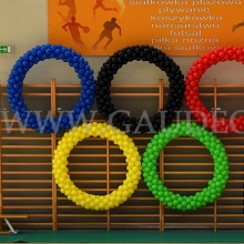 Balonowe koła olimpijskie jako element dekoracji hali sportowej w Jeleniej Górze.