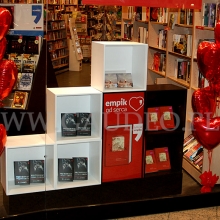 Walentynkowa dekoracja sklepu wykonana przy pomocy balonowych serc napełnionych helem.