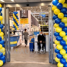 Balonowe kolumny w Castoramie.