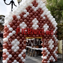 Domek piernikowy wykonany z balonów.