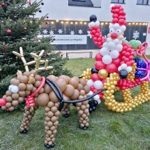 Świąteczna dekoracja z balonów.