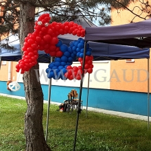 Spider-Man z balonów na imprezie plenerowej.