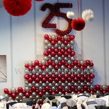 Balonowy tort na firmowej imprezie jubileuszowej.