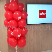 Balony z helem powiązane w stroik.