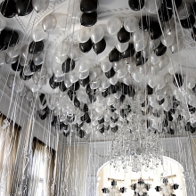 Balony z helem jako dekoracja w hotelu Platinum Palace we Wrocławiu.