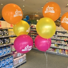 Balony z nadrukiem i helem.