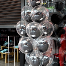 Balony z nadrukiem w przeźroczystych balonach z helem.