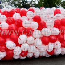 Balony przygotowane do zrzucania czekają na przyjazd podnośnika.