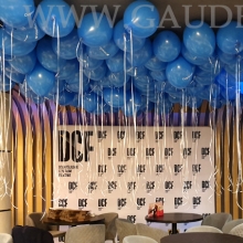 Balony helowe pod sufitem.