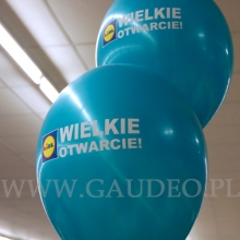 Balony helowe z nadrukiem jako dekoracja na otwarciu nowego sklepu Lidl.