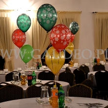 Balony helowe jako dekoracja stołów.