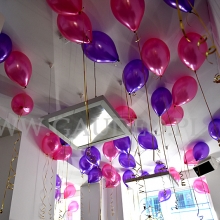 Balony helowe latające pod sufitem jako dekoracja sklepu.