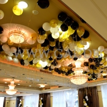 Balony helowe na sali hotelu Haston.
