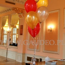 Balony z helem jako dekoracja w Operze.
