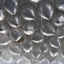 Balony helowe jako dekoracja w biurze.