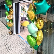 Balony z helem jako dekoracja biura we Wrocławiu na otwarcie.