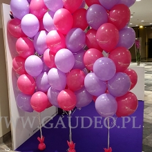 Balony helowe jako dekoracja na targi.