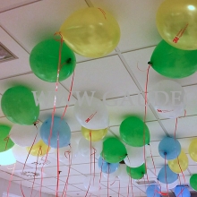 Balony helowe jako dekoracja biura firmy.