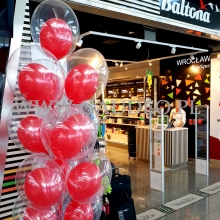 Balony w balonie jako dekoracja sklepu.