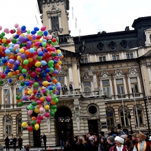 Wypuszczanie balonów z helem.