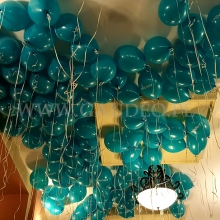 Balony reklamowe z helem jako dekoracja biura.
