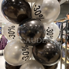 Nadruk na srebrnych balonach.