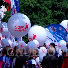 Demonstranci z balonami helowymi.