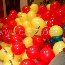 Po nadmuchaniu i założeniu na patyczki balony czekają na rozdawanie.