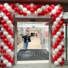 Czerwono-biała brama z balonów.