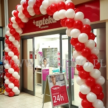 Brama z balonów dekoruje aptekę z okazji otwarcia.