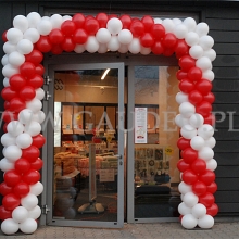 Brama balonowa jako dekoracja wejścia do sklepu.