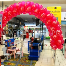 Brama z balonów na kasie rodzinnej w sklepie Carrefour.